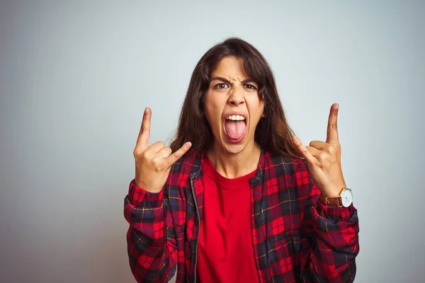 Joven Hermosa Mujer Con Camiseta Roja Chaqueta Pie Sobre Fondo — Foto de Stock