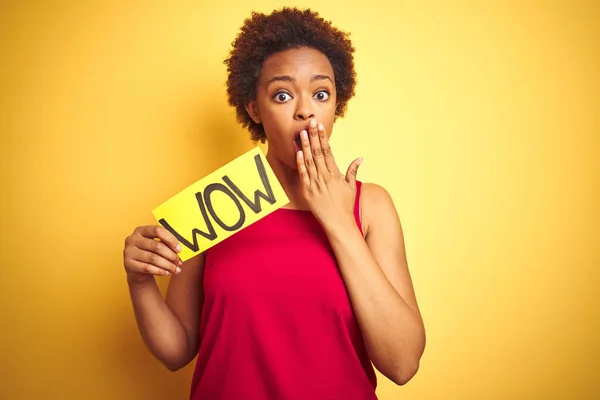 Joven Mujer Afroamericana Mostrando Wow Banner Board Sobre Amarillo Aislado — Foto de Stock