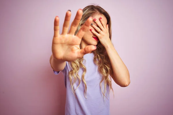 Young Beautiful Woman Wearing Purple Shirt Standing Pink Isolated Background — Stock Photo, Image