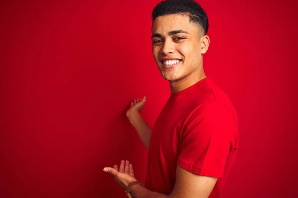 Young Brazilian Man Wearing Shirt Standing Isolated Red Background Inviting — Stock Photo, Image