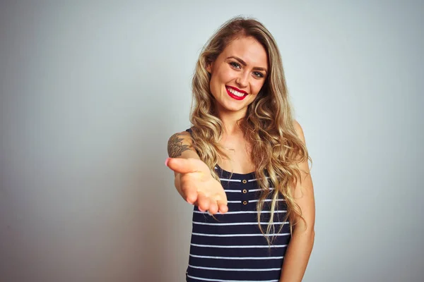 Joven Hermosa Mujer Con Rayas Camiseta Pie Sobre Fondo Aislado — Foto de Stock