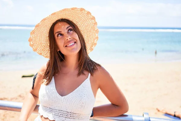 Bella Giovane Donna Che Cammina Sul Lungomare Godendo Vista Sull — Foto Stock