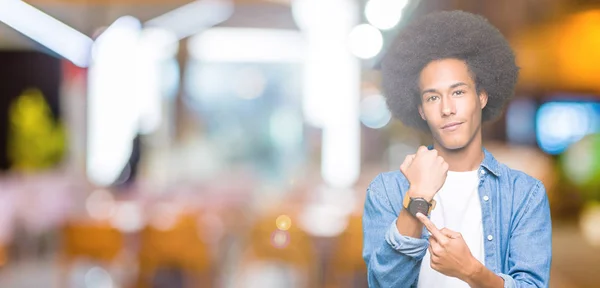 Joven Afroamericano Hombre Con Afro Pelo Prisa Apuntando Ver Tiempo —  Fotos de Stock