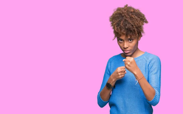 孤立した背景に美しい若いアフリカ系アメリカ人女性は拳防衛ジェスチャー 怒りと動揺顔 怖い問題と戦うために準備ができてください — ストック写真