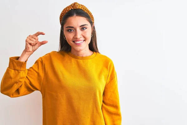 Mujer Hermosa Joven Con Suéter Amarillo Diadema Sobre Fondo Blanco —  Fotos de Stock