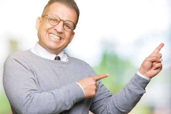 Średnim Wieku Bussines Arab Człowiek Okularach Białym Tle Uśmiechając Się — Zdjęcie stockowe