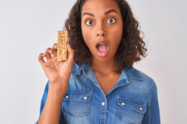 Mujer Brasileña Joven Comiendo Barra Granola Pie Sobre Fondo Blanco —  Fotos de Stock