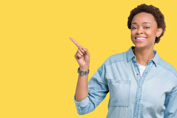 Jovem Mulher Americana Africana Bonita Sobre Fundo Isolado Com Grande — Fotografia de Stock