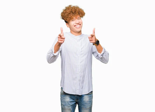 Mladý Pohledný Obchodní Muž Vlasy Elegantní Košili Ukazující Prsty Kameru — Stock fotografie