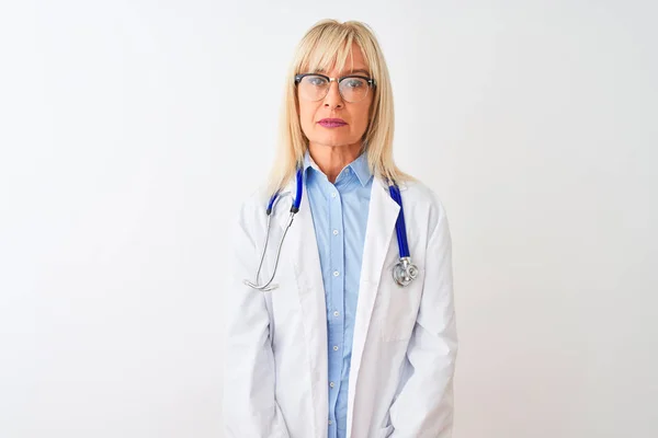 Medico Donna Mezza Età Con Occhiali Stetoscopio Sfondo Bianco Isolato — Foto Stock