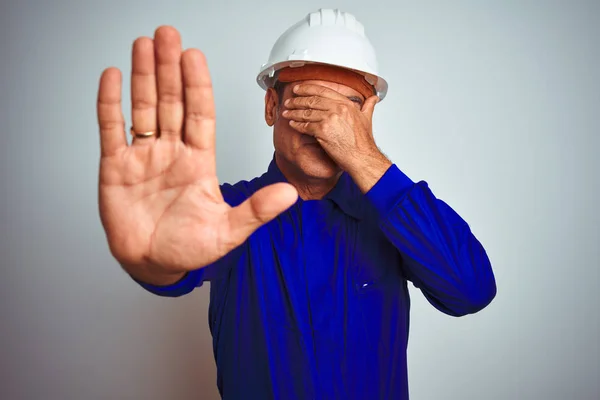 Gutaussehender Arbeiter Mittleren Alters Der Uniform Und Helm Über Isoliertem — Stockfoto