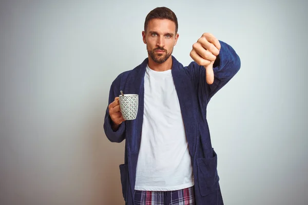Man Bär Bekväma Pyjamas Och Mantel Dricka Kopp Kaffe Över — Stockfoto