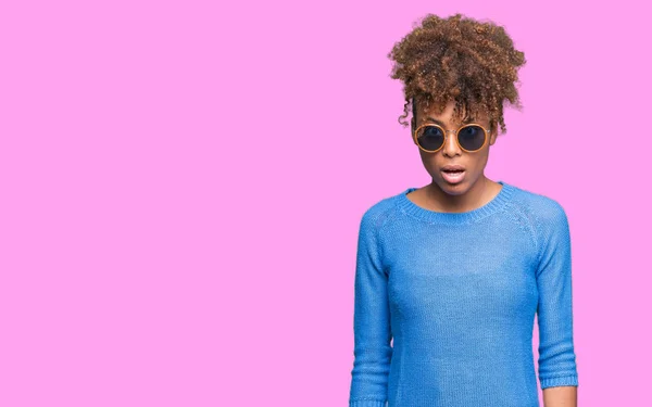 Hermosa Mujer Afroamericana Joven Con Gafas Sol Sobre Fondo Aislado —  Fotos de Stock