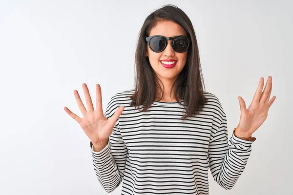 Chinese Vrouw Draagt Gestreept Shirt Een Zonnebril Staan Geïsoleerde Witte — Stockfoto