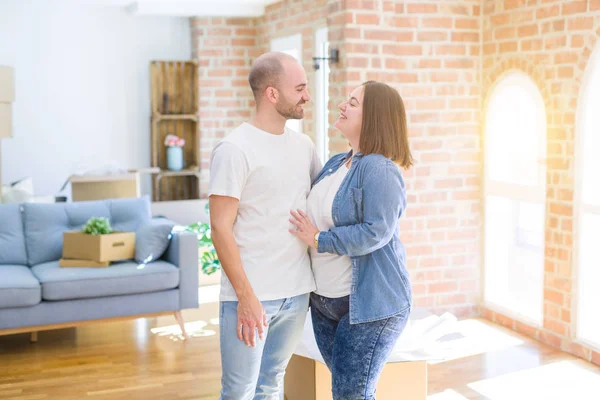 Junges Paar Glücklich Lächelnd Beim Umzug Ein Neues Haus — Stockfoto