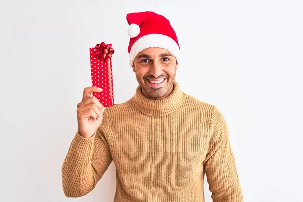 Jonge Knappe Man Draagt Kerstmuts Houdt Geschenk Geïsoleerde Achtergrond Met — Stockfoto