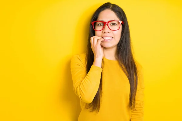 Piękna Brunetka Ubrana Czerwone Okulary Żółtym Odizolowanym Tle Wyglądająca Zestresowaną — Zdjęcie stockowe