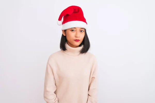 Jovem Mulher Chinesa Bonita Vestindo Chapéu Natal Santa Sobre Fundo — Fotografia de Stock