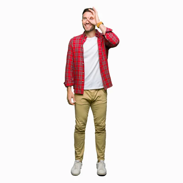 Pohledný Muž Neformální Košili Dělá Dobře Gesto Úsměvem Oči Hledí — Stock fotografie