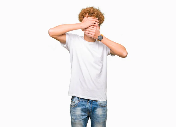 Homem Bonito Jovem Com Cabelo Afro Vestindo Camiseta Branca Casual — Fotografia de Stock