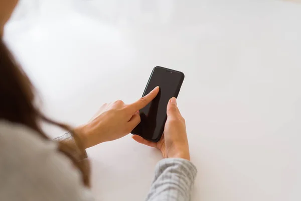 Close Mãos Mulher Usando Smartphone — Fotografia de Stock