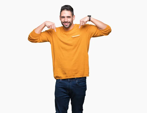 Jovem Homem Bonito Sobre Fundo Isolado Olhando Confiante Com Sorriso — Fotografia de Stock