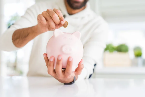 Mann Steckt Eine Münze Sparschwein Für Investition — Stockfoto