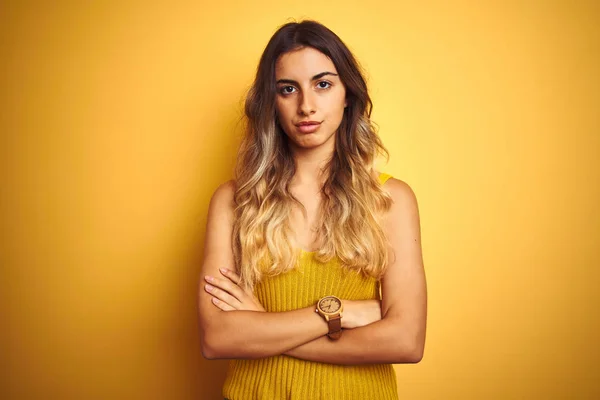 Jonge Mooie Vrouw Draagt Shirt Gele Geïsoleerde Achtergrond Sceptisch Nerveus — Stockfoto