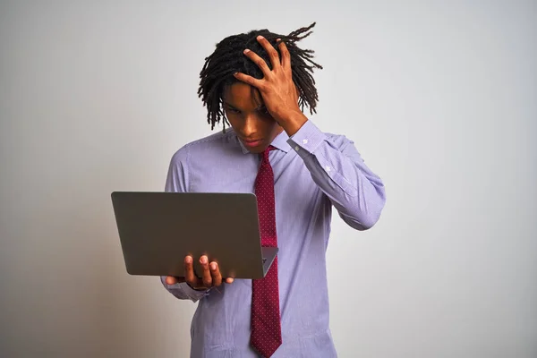 Afro Amerikaanse Zakenman Met Dreadlocks Met Laptop Geïsoleerde Witte Achtergrond — Stockfoto