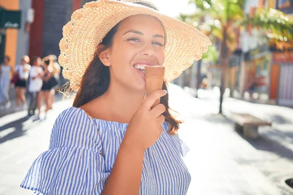 Joven Mujer Hermosa Comiendo Helado Cono Caminando Por Calle Tenerife —  Fotos de Stock