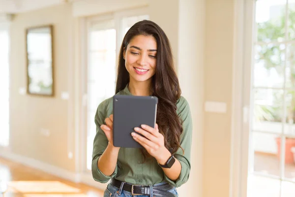 Όμορφη Νεαρή Γυναίκα Που Εργάζεται Χρησιμοποιώντας Tablet Touchpad — Φωτογραφία Αρχείου