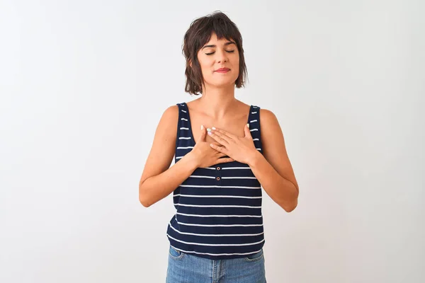 Jovem Mulher Bonita Vestindo Camiseta Listrada Sobre Fundo Branco Isolado — Fotografia de Stock