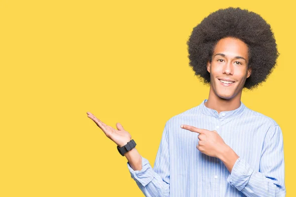 Jonge Afro Amerikaanse Man Met Afro Haar Verbaasd Lachend Naar — Stockfoto