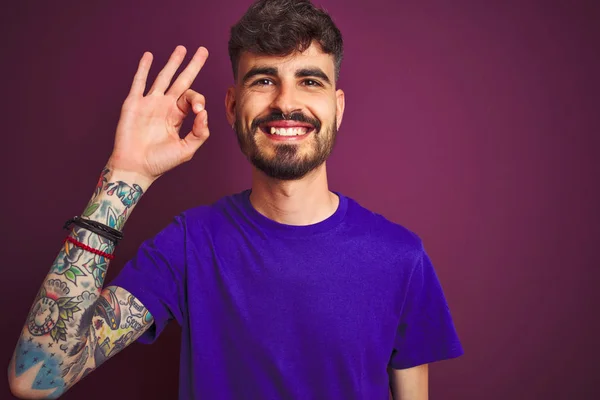 Jovem Com Tatuagem Vestindo Camiseta Sobre Fundo Roxo Isolado Sorrindo — Fotografia de Stock