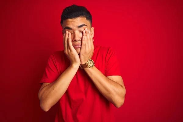 Jeune Homme Brésilien Portant Shirt Debout Sur Fond Rouge Isolé — Photo