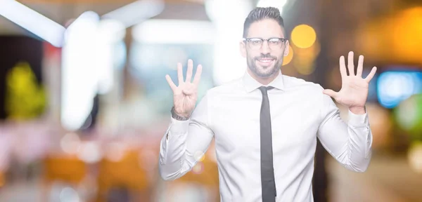 Joven Hombre Negocios Guapo Con Gafas Sobre Fondo Aislado Mostrando — Foto de Stock