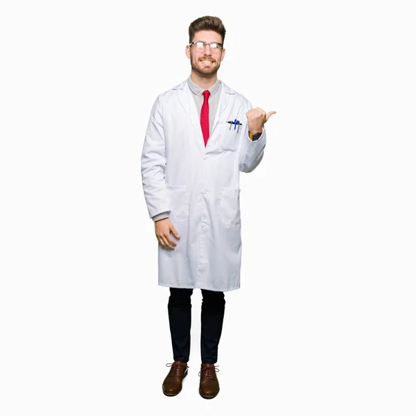 Junger Gut Aussehender Wissenschaftler Mit Brille Der Mit Glücklichem Gesicht — Stockfoto