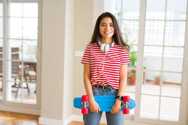 Mulher Skatista Bonita Sorrindo Amigável Com Skate — Fotografia de Stock