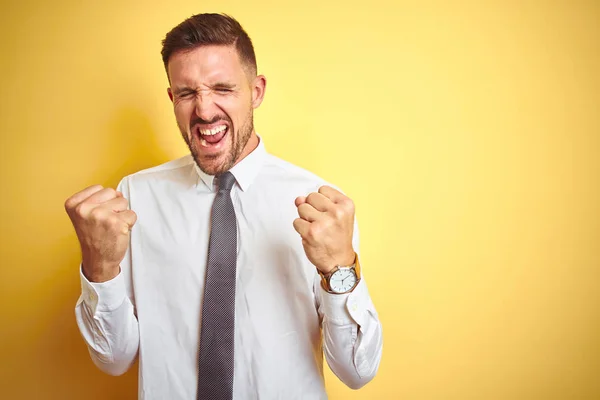 Jonge Knappe Zakenman Draagt Elegante Witte Shirt Gele Geïsoleerde Achtergrond — Stockfoto