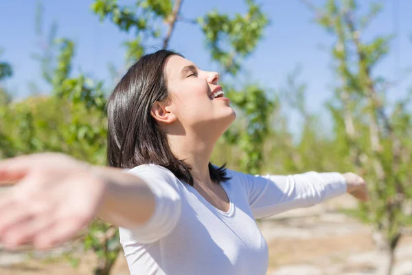 Bella giovane donna sorridente allegro con le braccia aperte e gli occhi c — Foto Stock