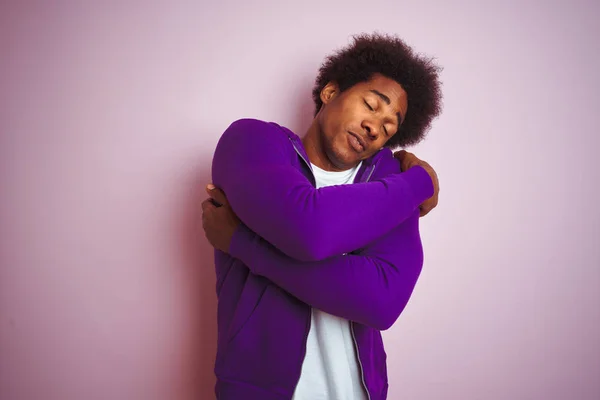 Молодий Афроамериканець Одягнений Фіолетову Сорочку Стоїть Над Рожевим Фоном Тягнучи — стокове фото