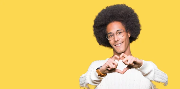 Giovane Uomo Afro Americano Con Capelli Afro Indossa Occhiali Sorridenti — Foto Stock