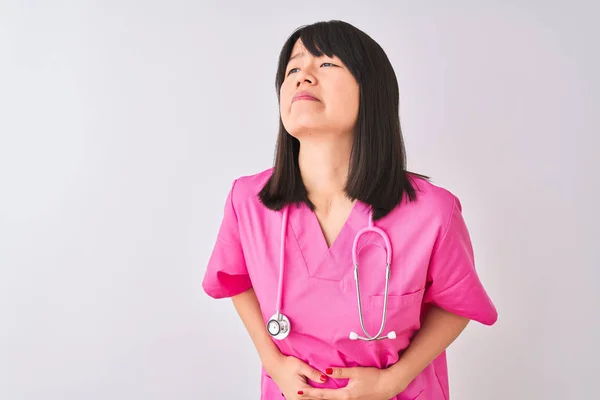 年轻美丽的中国女护士 由于消化不良 身体不适 在孤立的白色背景上戴听诊器 双手放在肚子上 阿切概念 — 图库照片