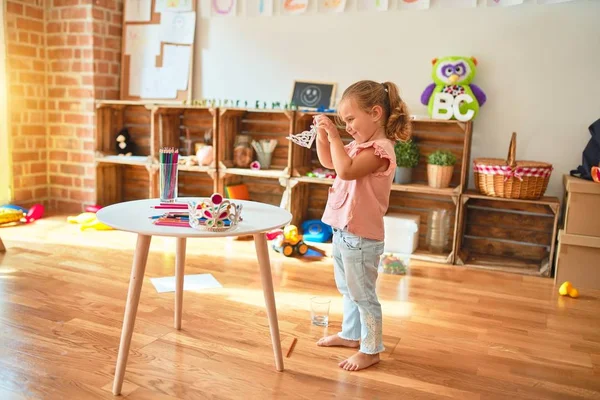Schönes Blondes Kleinkind Mit Prinzessinnenkrone Kindergarten Stehend — Stockfoto