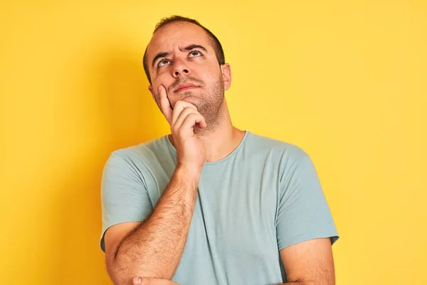 Giovane Uomo Che Indossa Verde Casual Shirt Piedi Sopra Isolato — Foto Stock