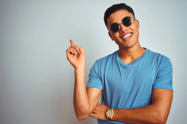 Junger Brasilianischer Mann Mit Blauem Shirt Und Sonnenbrille Über Isoliertem — Stockfoto
