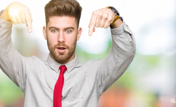 Junger Gutaussehender Geschäftsmann Zeigt Mit Fingern Nach Unten Die Werbung — Stockfoto