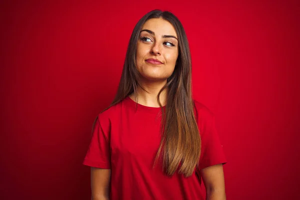 Jeune Belle Femme Portant Shirt Debout Sur Fond Rouge Isolé — Photo