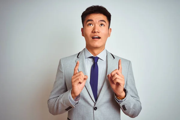 Asiatico Cinese Uomo Affari Indossa Vestito Cravatta Piedi Isolato Sfondo — Foto Stock