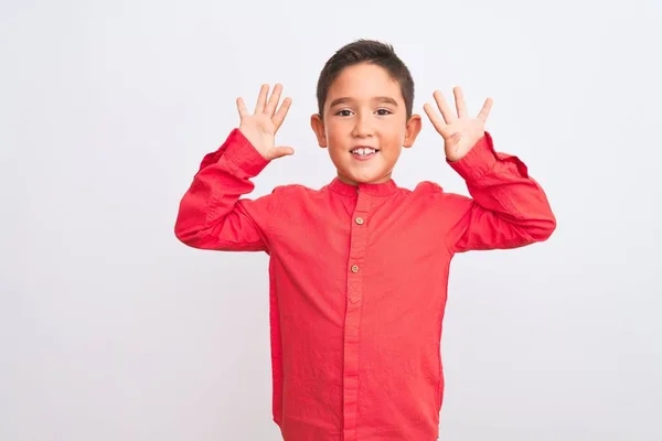 Vacker Pojke Bär Elegant Röd Skjorta Stående Över Isolerad Vit — Stockfoto